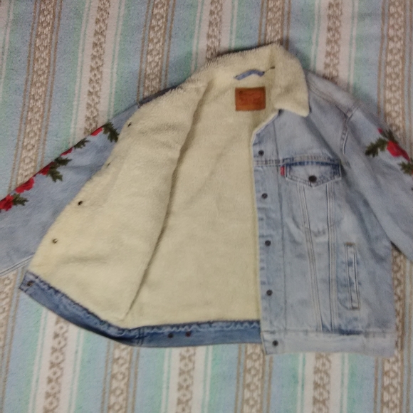 VINTAGE LEVI'S JEAN JACKET  ROSE EMBROIDERY  WOMEN'S MEDIUM - Picture 15 of 16